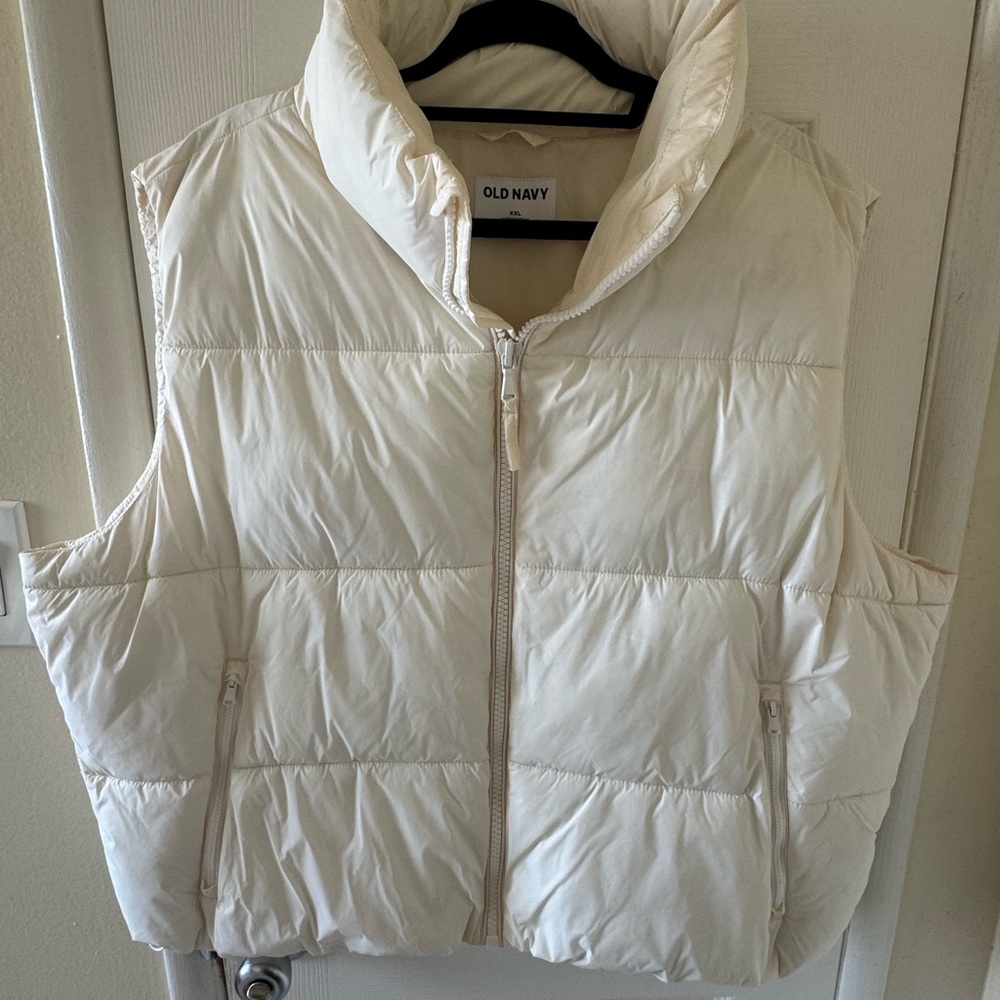 Old Navy Women's Off-White Puffer Vest